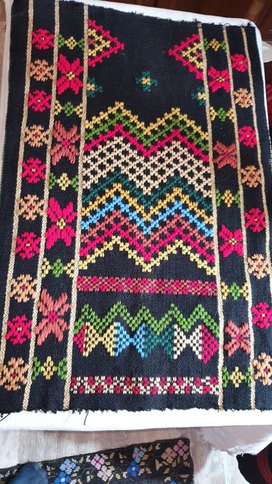 Vând fote țesute în război și brâie