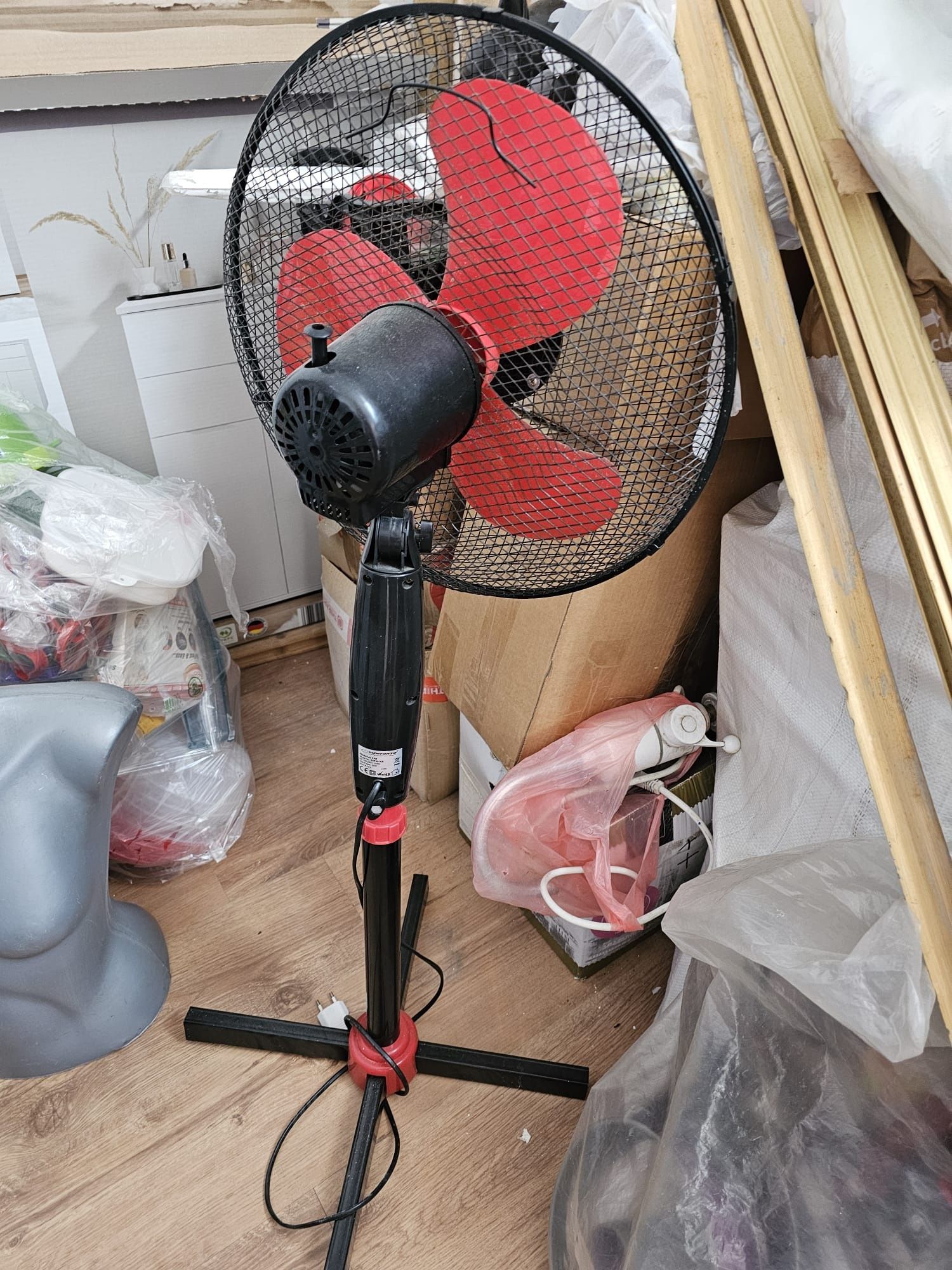 Ventilator podea rosu cu negru