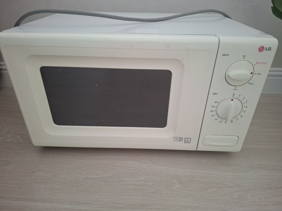 Продам микроволновую печь , марка LG .