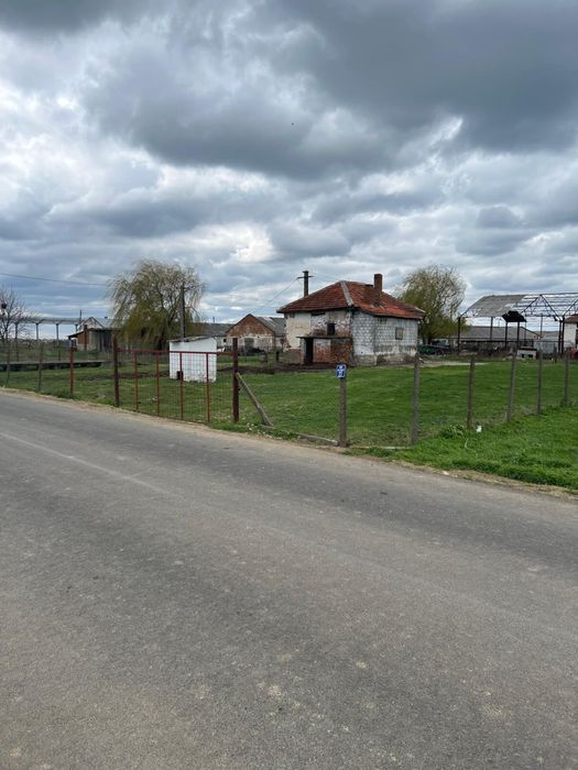 Vand teren cu cladire in comuna Siria