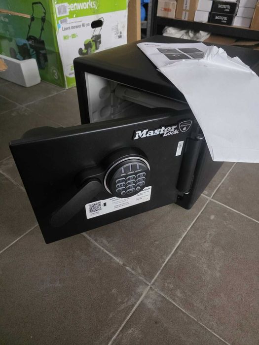 Seif Master Lock Premium ignifug și impermeabil, cu tastatură digitală