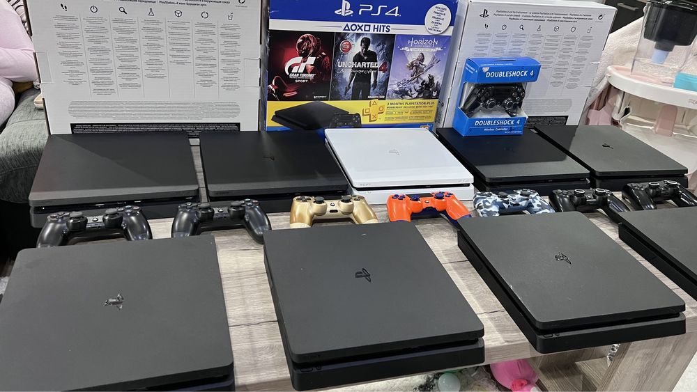 Продавам Sony PlayStation 4 / ПС 4 с 2 игри подарък и 1 джой