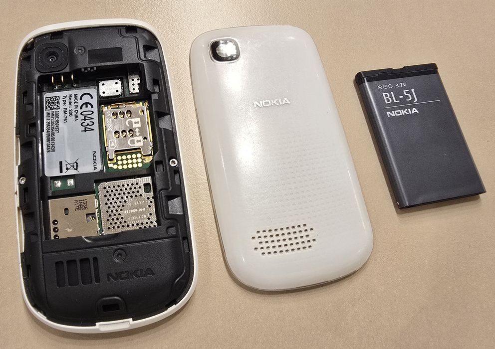 Телефон Nokia Asha 200 Dual SIM