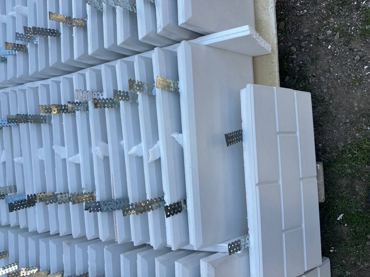 Yilning yuqori sifatli yangi beton termal panellari. O'lchamlari 30/60