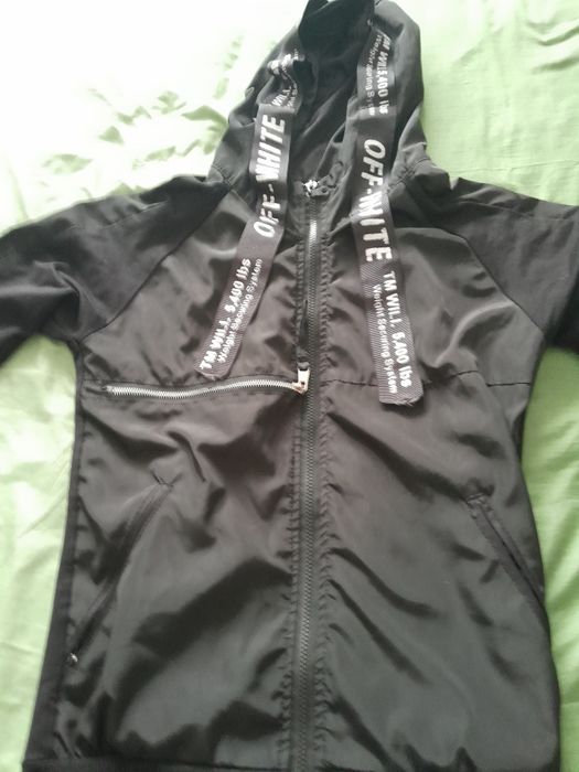 Vând jachetă off white