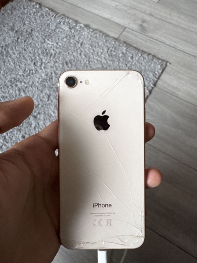 Vand iphone 8 totul functionabil