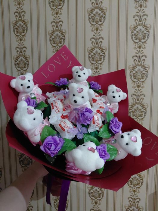 Новые букеты из мишек и рафаелло