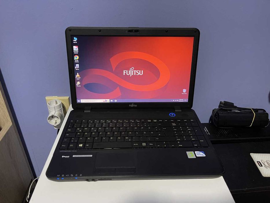 Ноутбук Fujitsu AH502 — SSD 256 GB, 6 GB RAM, отличное состояние