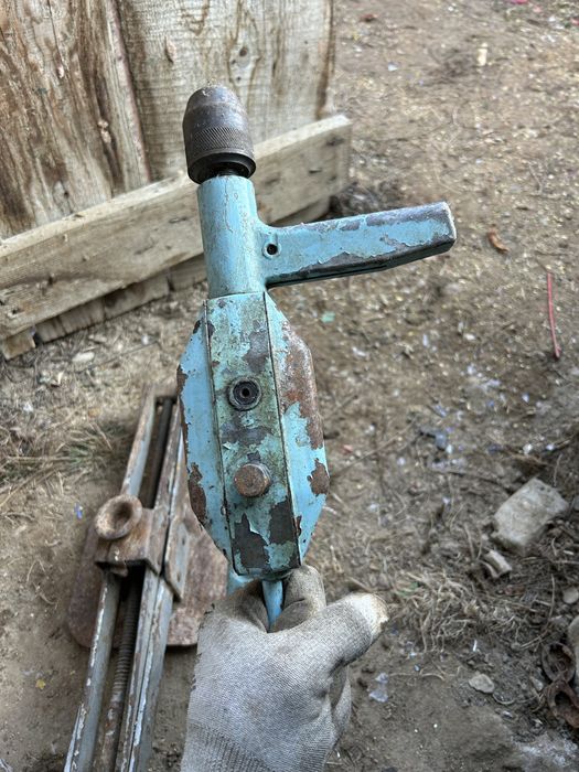 Masina de gaurit manuala