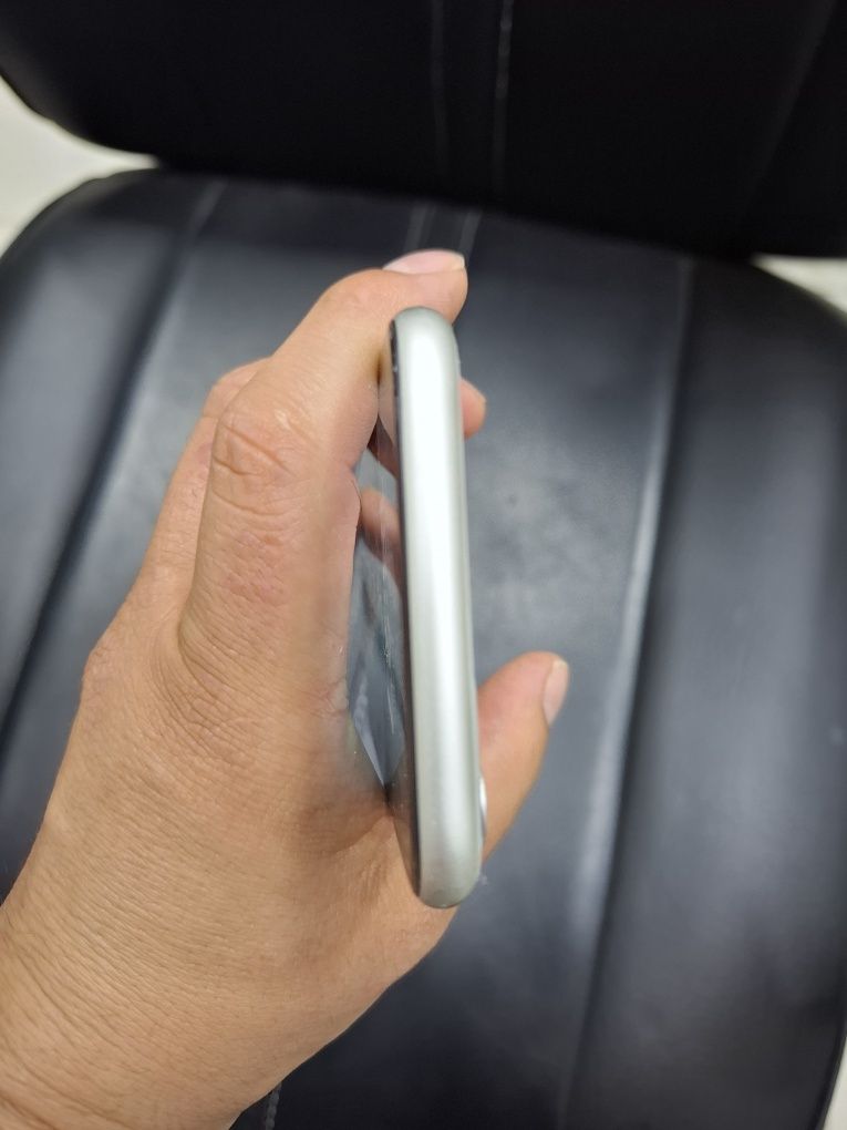 Iphone 11 sotiladi xotira 128gb yomkost 75
