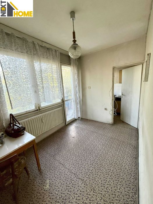 Просторен тристаен апартамент в монолитна жилищна сграда