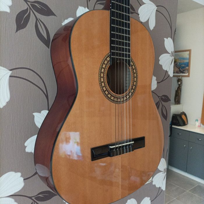 Продавам акустична китара ползвана малко