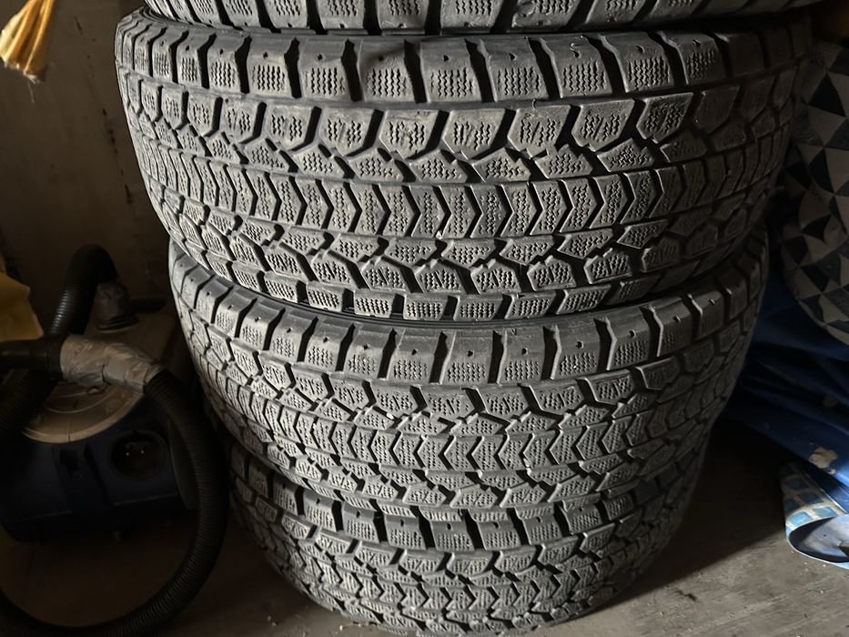 Продам Зимняя резина 265/65/17 в хорошем состояний