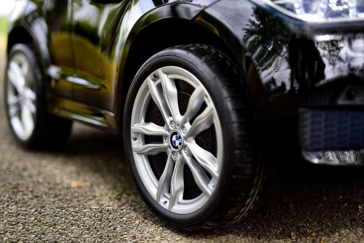 Двуместен джип Лицензиран BMW X6M 12V C MP3 с меки гуми за 2 деца