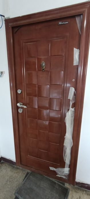 Vând ușă metalică