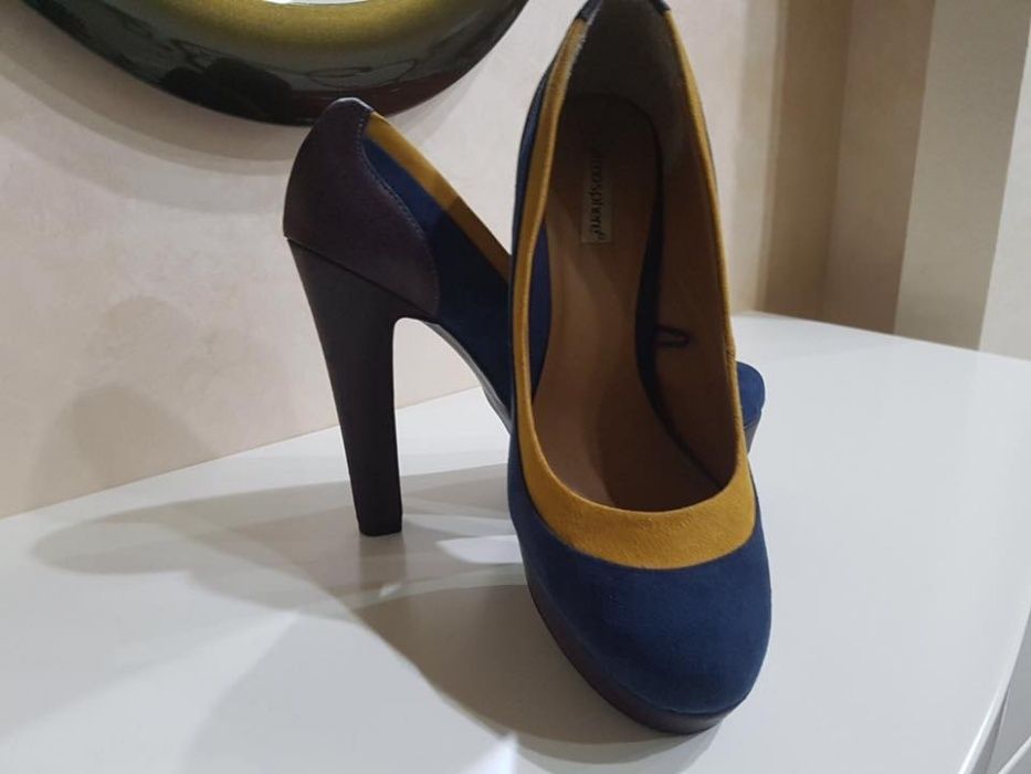 Синьо-жълти обувки на ток