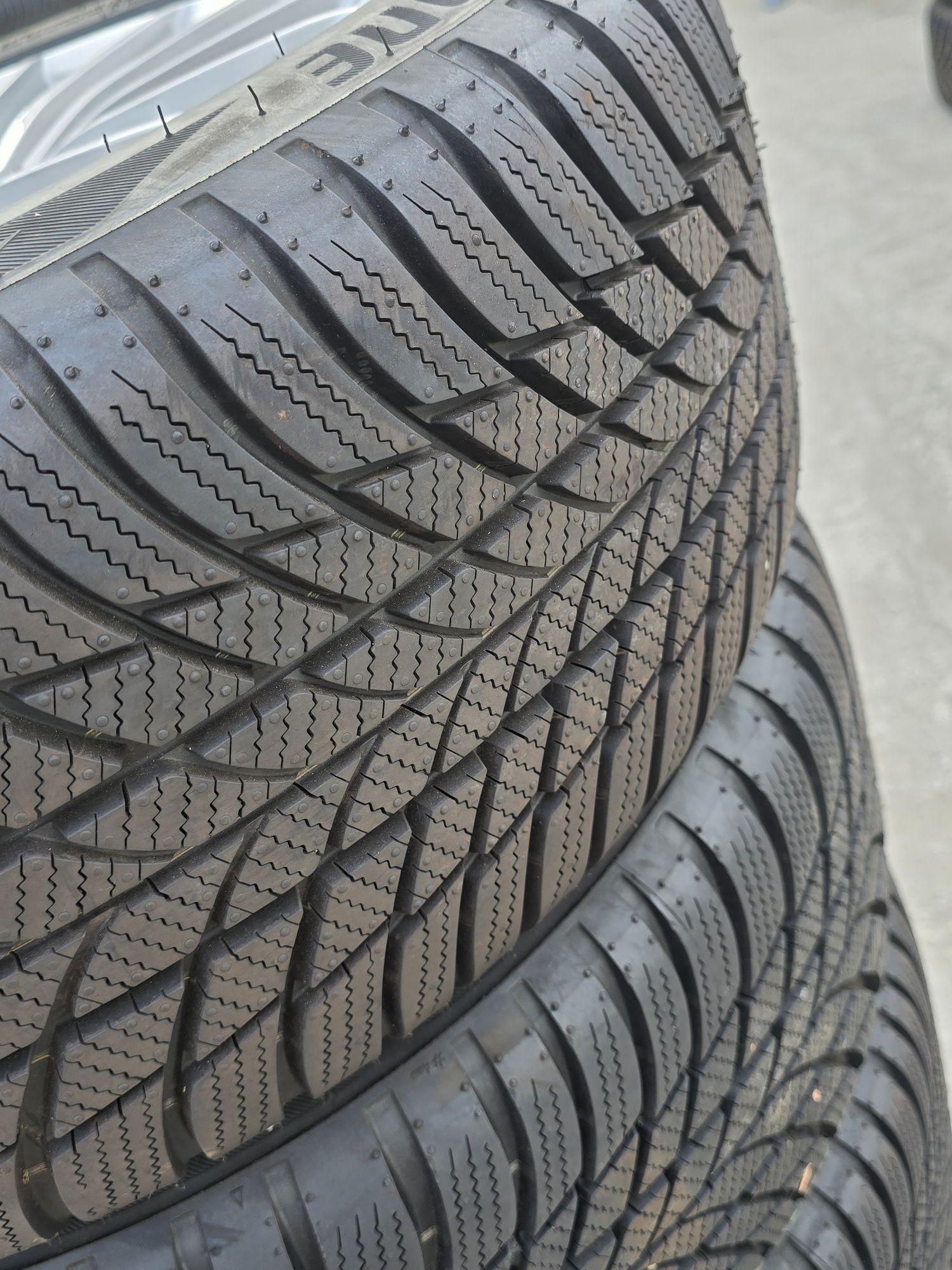 4 Броя 225/50/17 Bridgestone 2x9mm 2x8,6mm 24dot