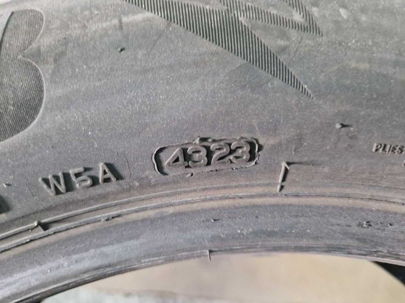 2 Bridgestone R19 235/55
зимни гуми 
DOT4323