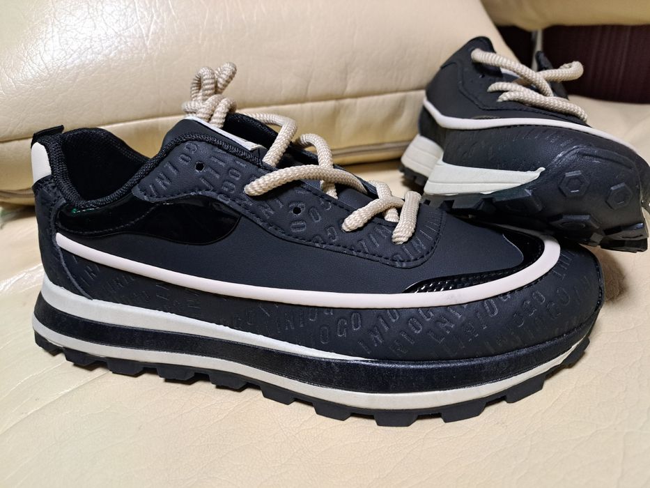 Плодавам чисто нови спортно елегантни обуфки 43 номер .