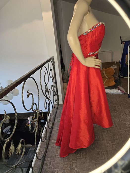 Rochie roșie cu pietre și corset