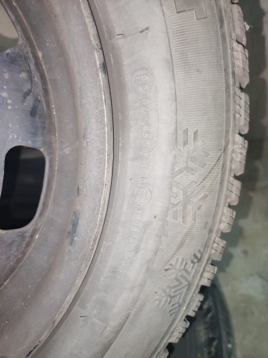 Vand patru anvelope de iarna cu jante 185/65 R 15