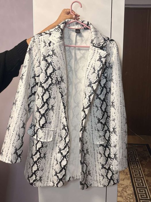 Сако с къси панталони