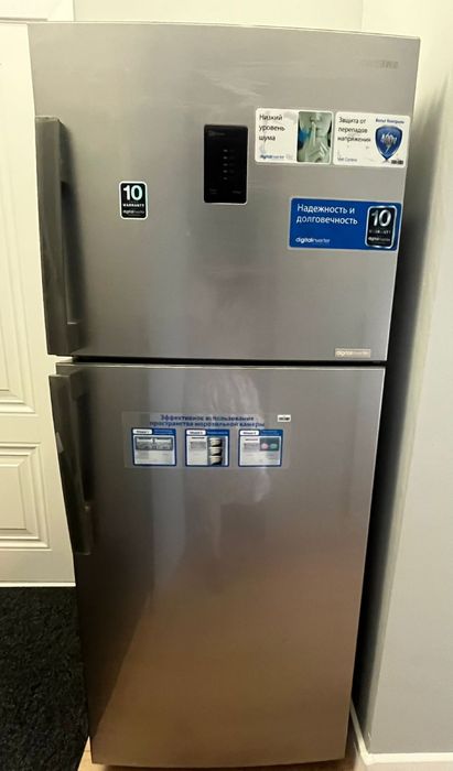 Холодильник Samsung .Высота 1,65. Ширина 68. Отличном состоянии