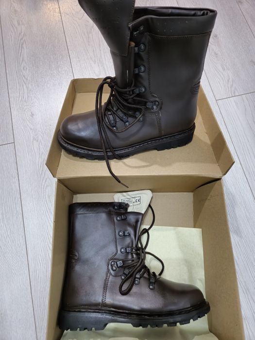 Vând bocanci din piele