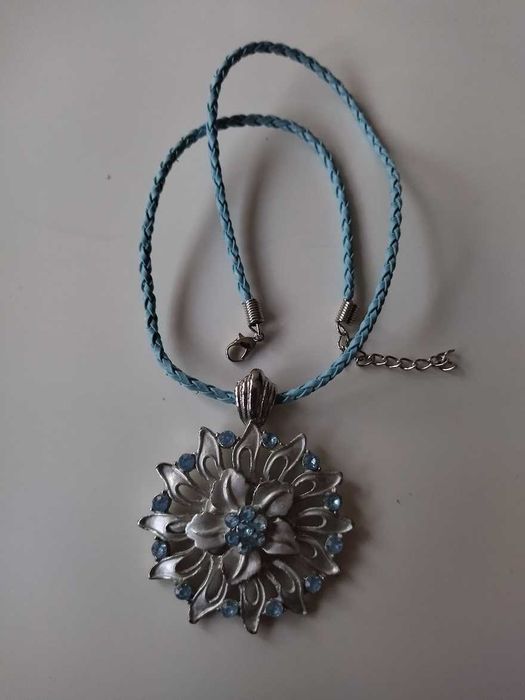 Сребристо колие с камъни