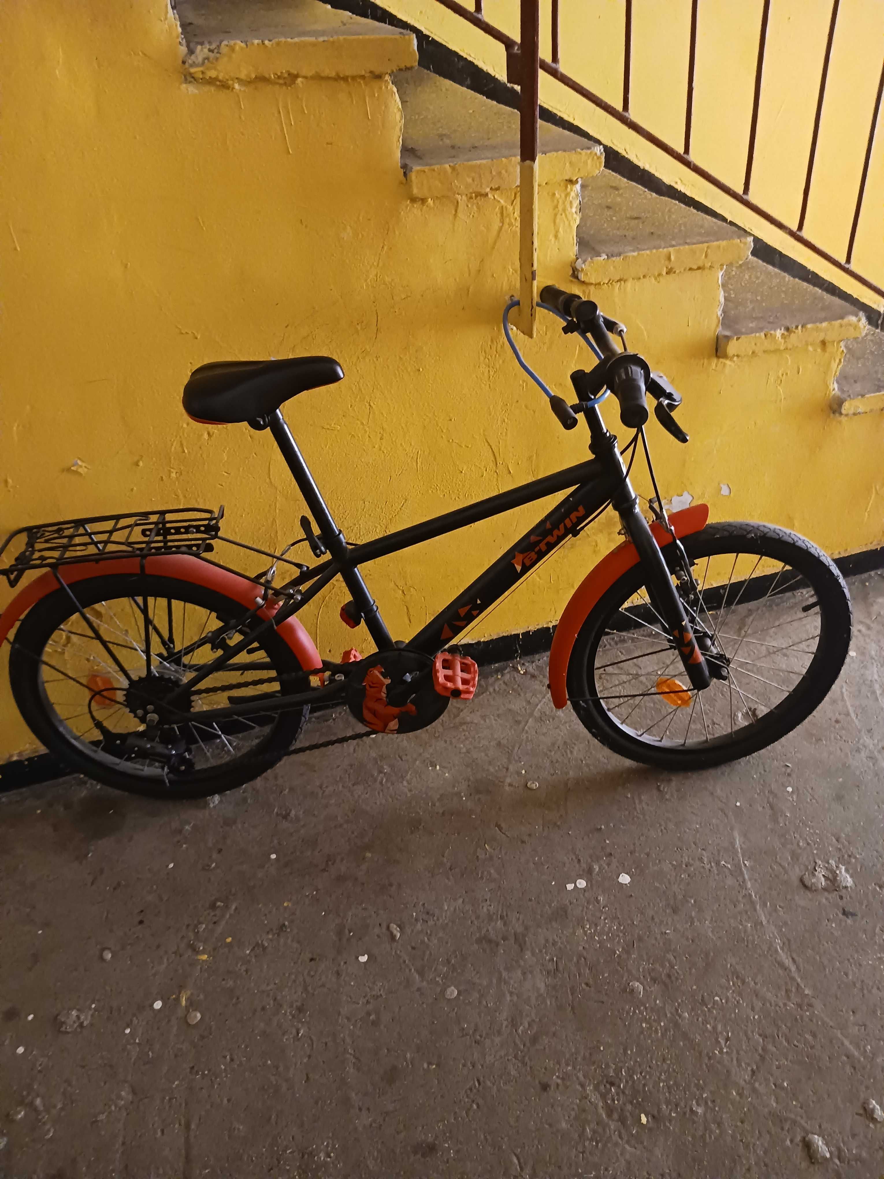 Bicicletă portocalie cu 6 viteze