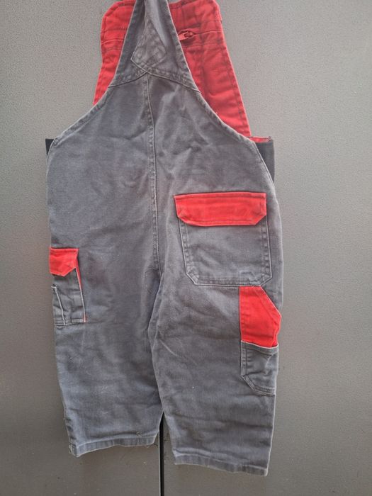 Salopeta pentru Micul Meseriaș. Mărimea 98-104 pentru copii.
Dimensiun