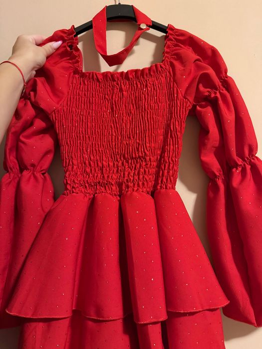 Продавам рокля с чокър