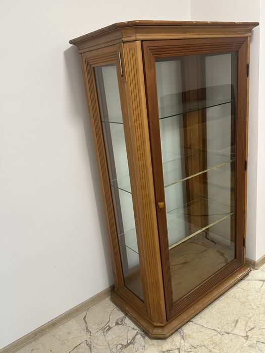 Витрина / секция / шкаф от масив и стъкло