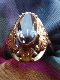 Продам золотое женское кольцо со вставкой