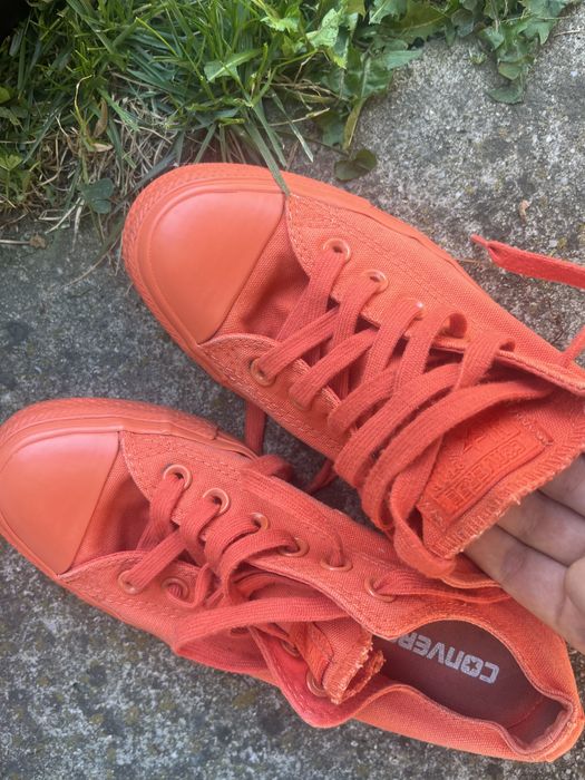 Vând adidasi Converse