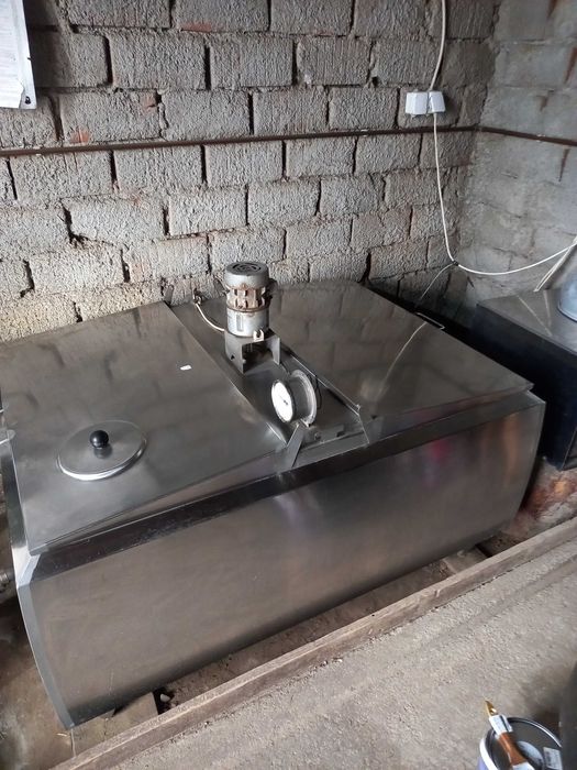 Vand racitor lapte cu o capacitate de aprox. 500 litrii, monofazic.