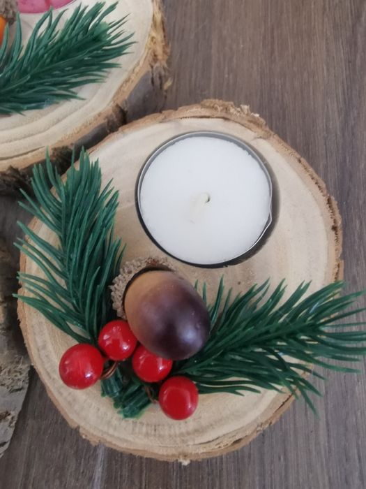 Коледни свещи с дървена подложка
