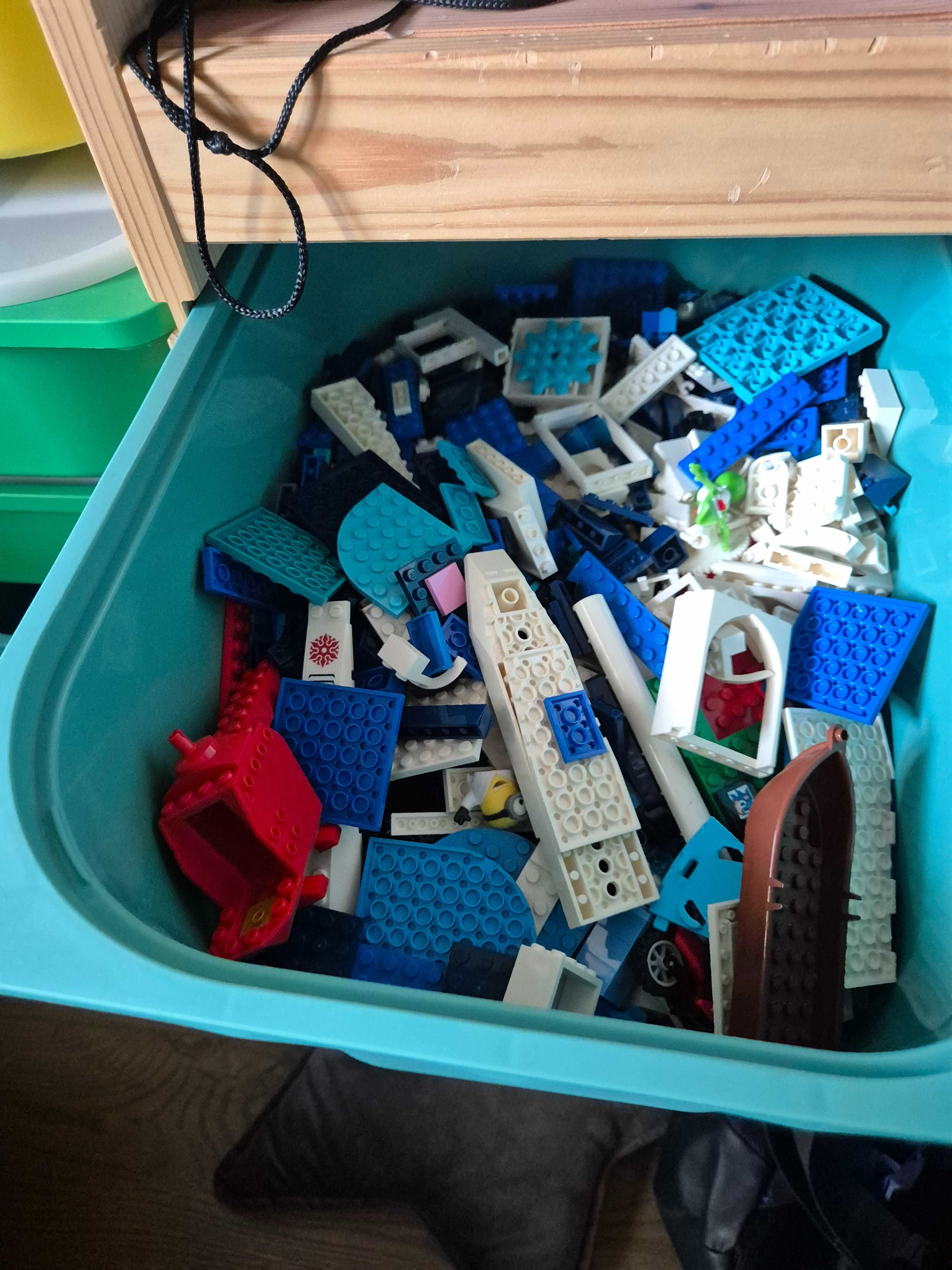 Vand piese LEGO vrac, sortate pe culori si tipuri, aprox 10 kg