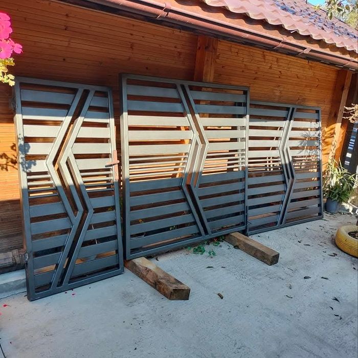 Vând porți metalice