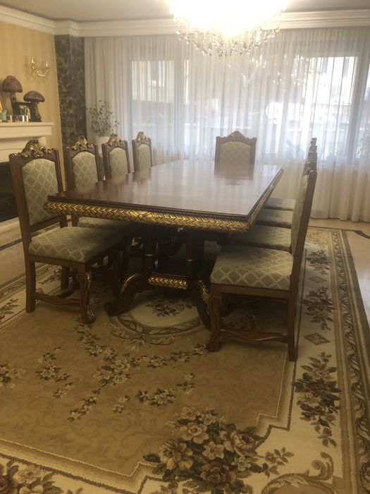 Masa cu zece scaune
