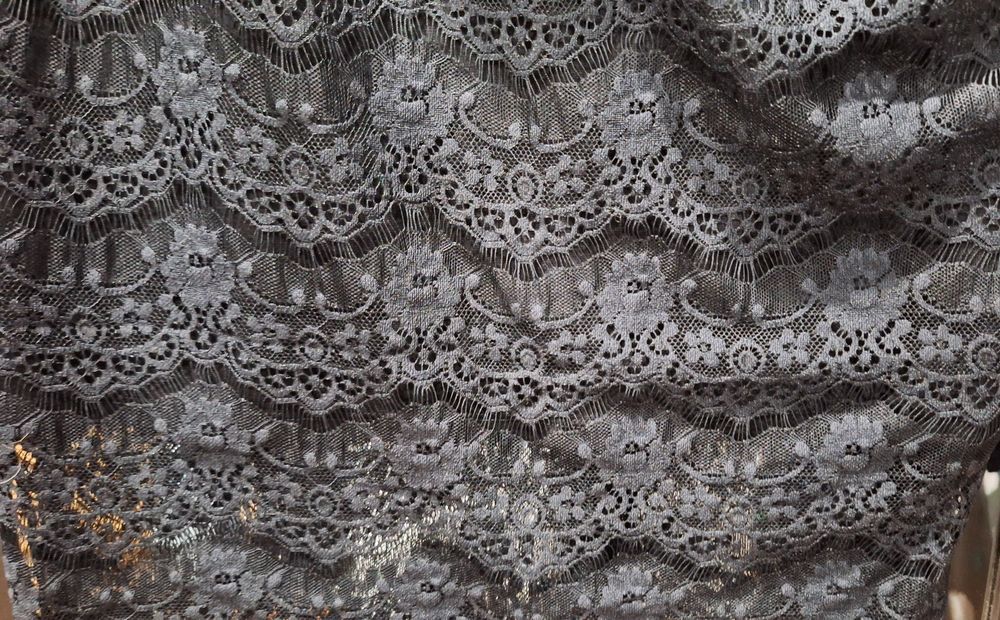 Vând fustă din dantelă, ușor elastică, marca H&M, mărimea 40-42