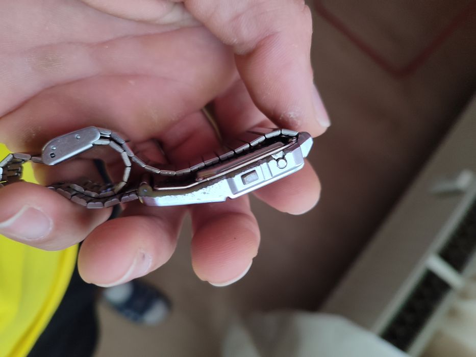 Два броя часовници