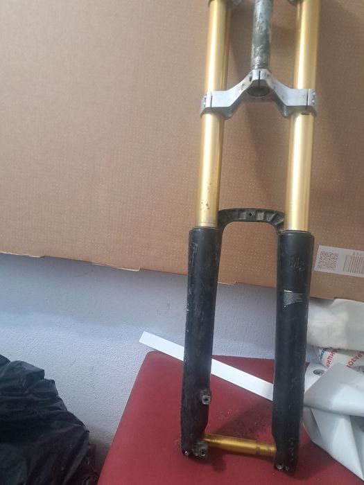 Двукоронна вилка DH 26