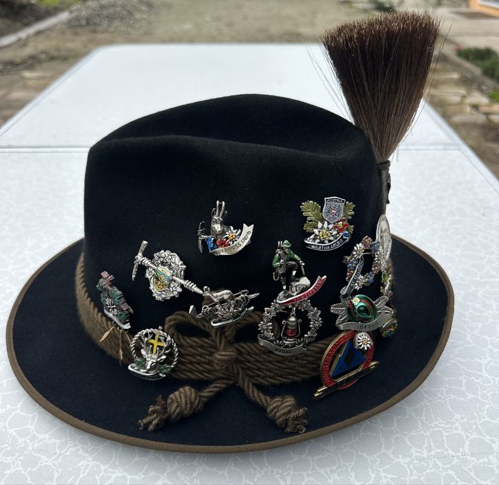 Palarie vanator cu 14 insigne