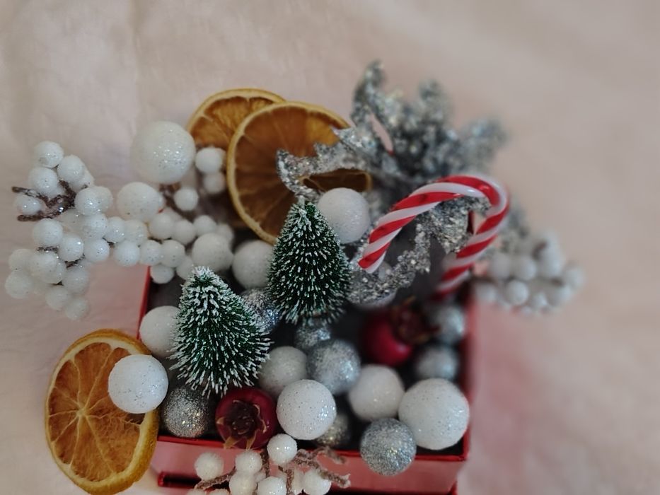 Aranjament Crăciun Premium – Iisus Prunc, decor alb-roșu, cadou deoseb