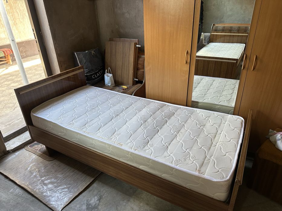 Шкаф с антресоль,две кровати,тумба с зеркалом