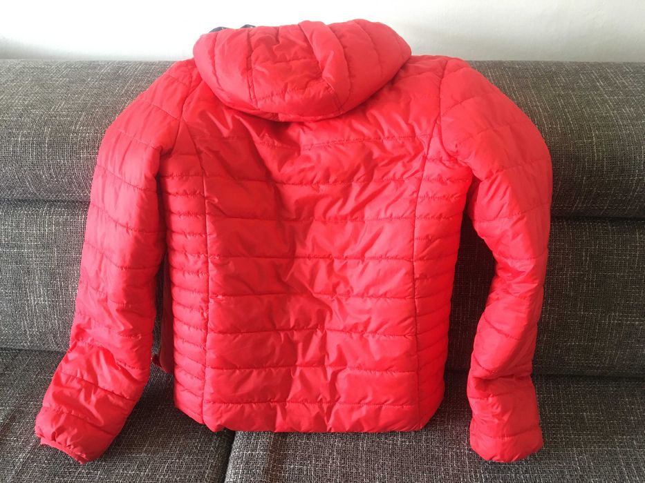 Geaca cu doua fete (rosie si albastra) pentru copil, stare foarte buna