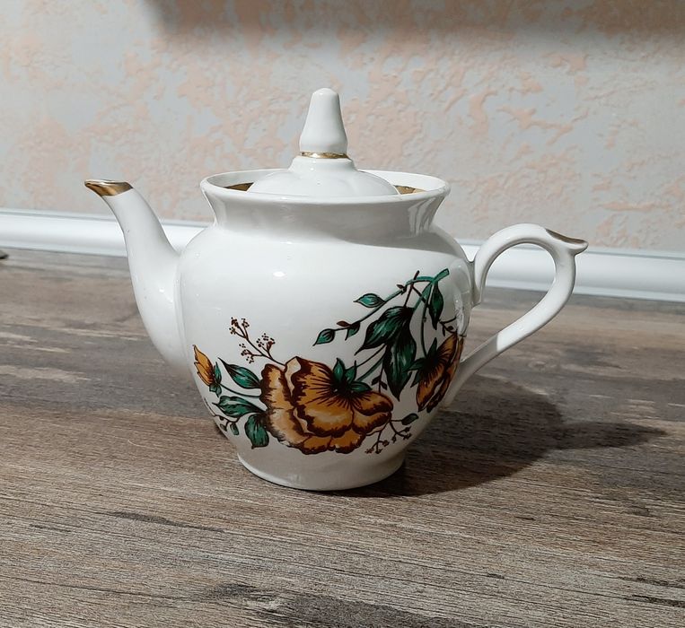 Продам новый фарфоровый чайник заварник 0,5л.