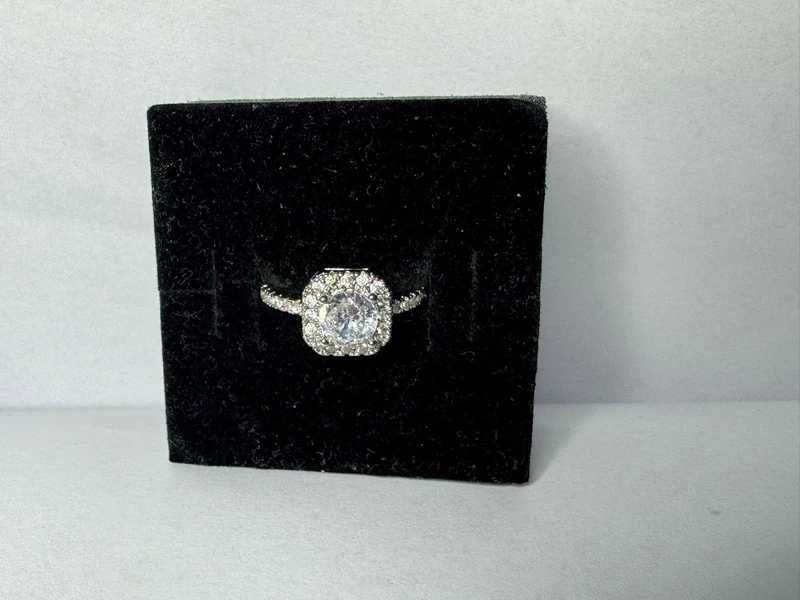 Vand inel de argint cu piatra