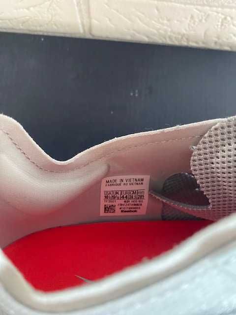 Нови маратонки REEBOK номер 44